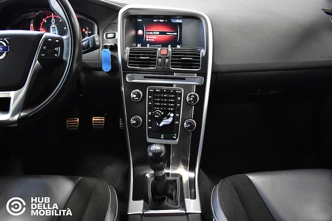 VOLVO XC60 D3 R-design Momentum